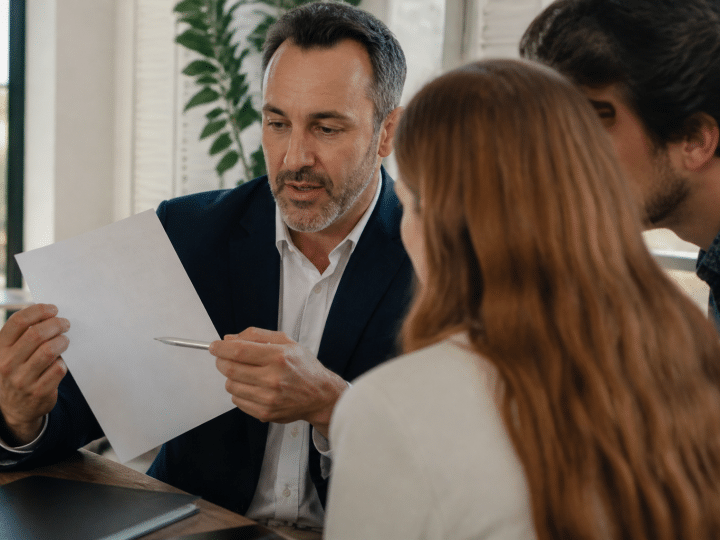 Agent immobilier tenant document avec pourcentage commission affiche