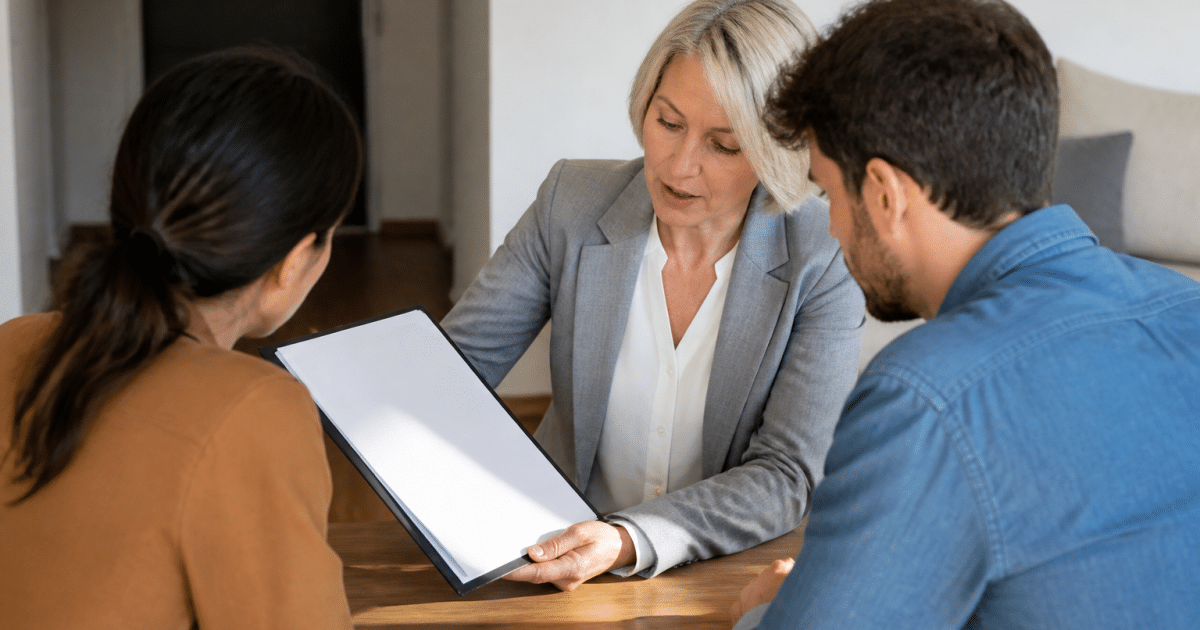 Agent immobilier presentant contrat de vente avec tarif affiche clairement