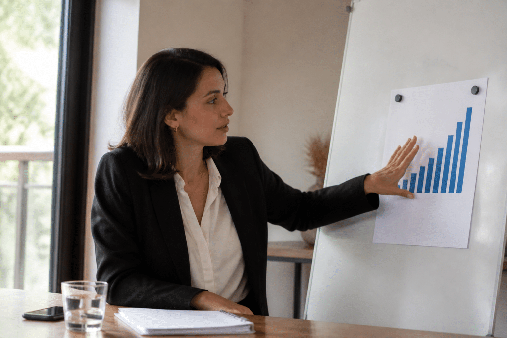Agent immobilier consultant devant graphique salaire mensuel garanti