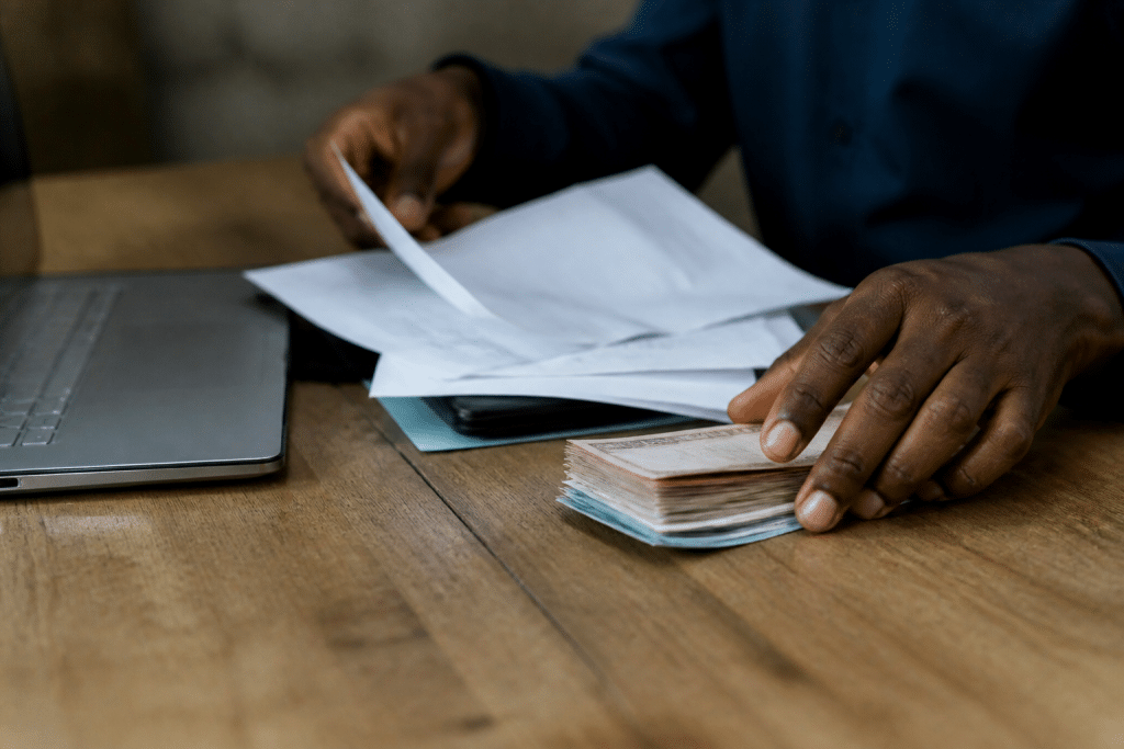 Documents bancaires et economies en billets sur bureau