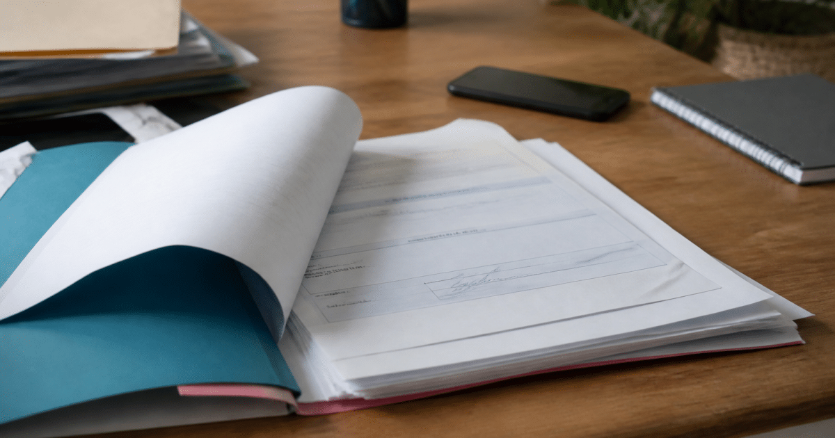 Dossier ouvert sur bureau avec formulaire attribution logement signé