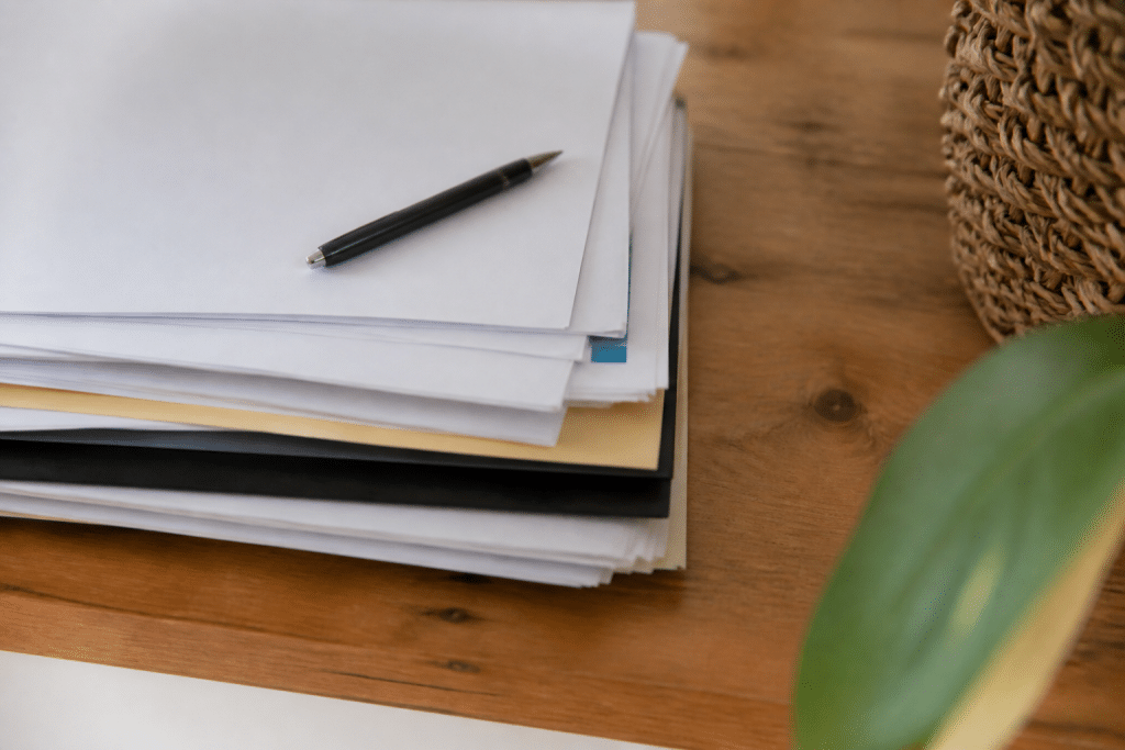 Documents fiscaux et patrimoniaux sur bureau avec stylo