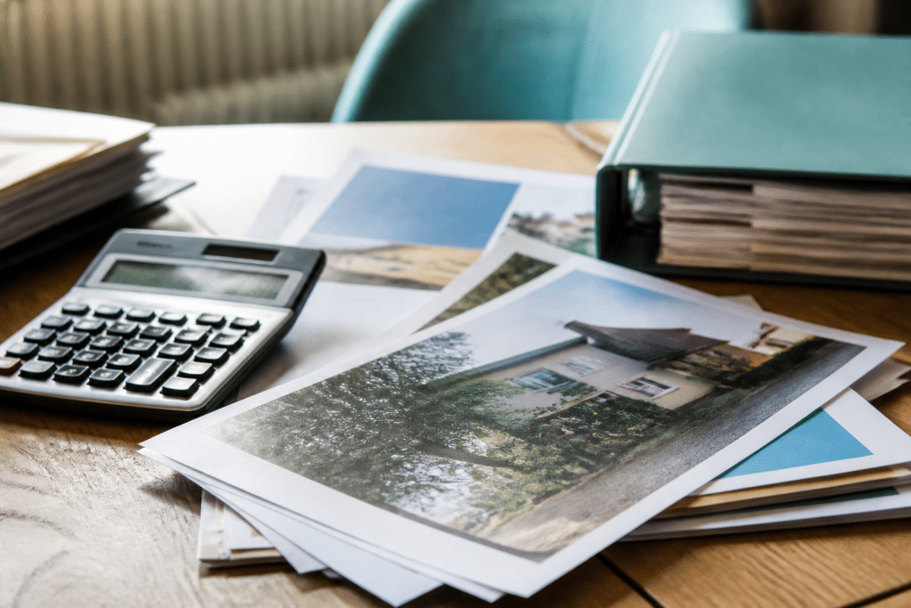 Calculatrice et documents immobiliers montrant repartition financiere viager