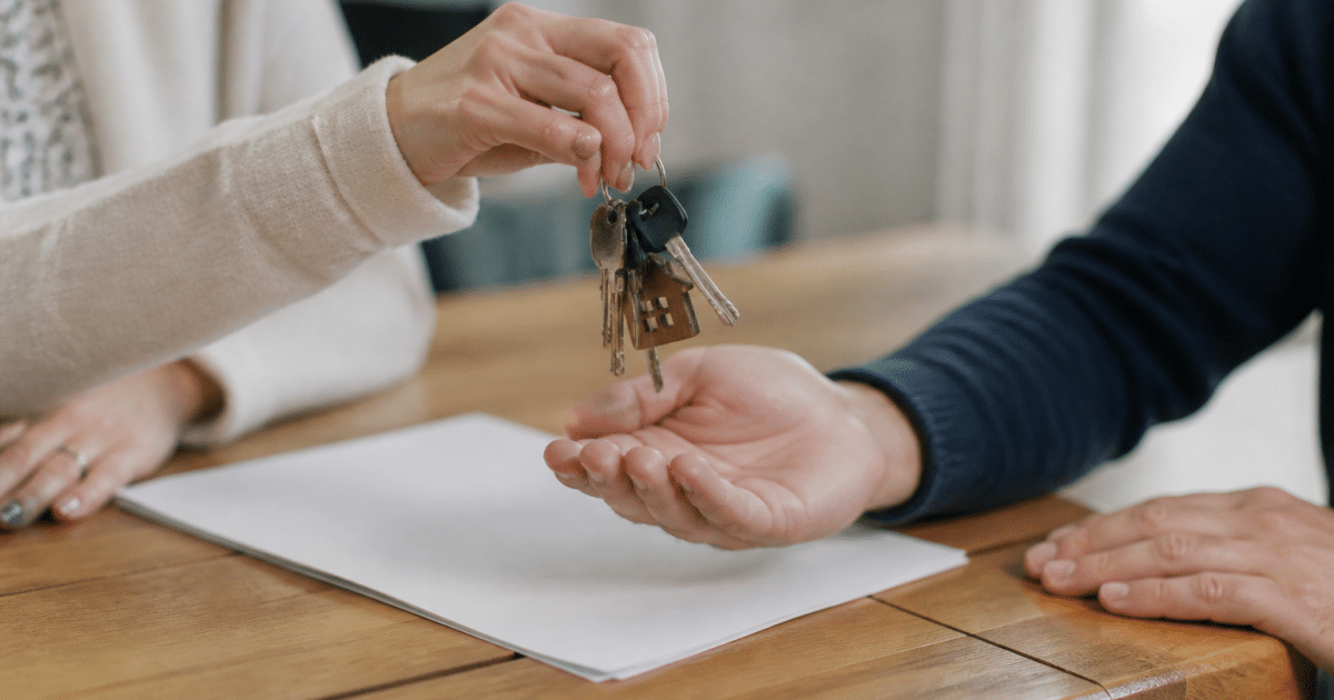 Mains echangeant cles maison sur contrat immobilier signe