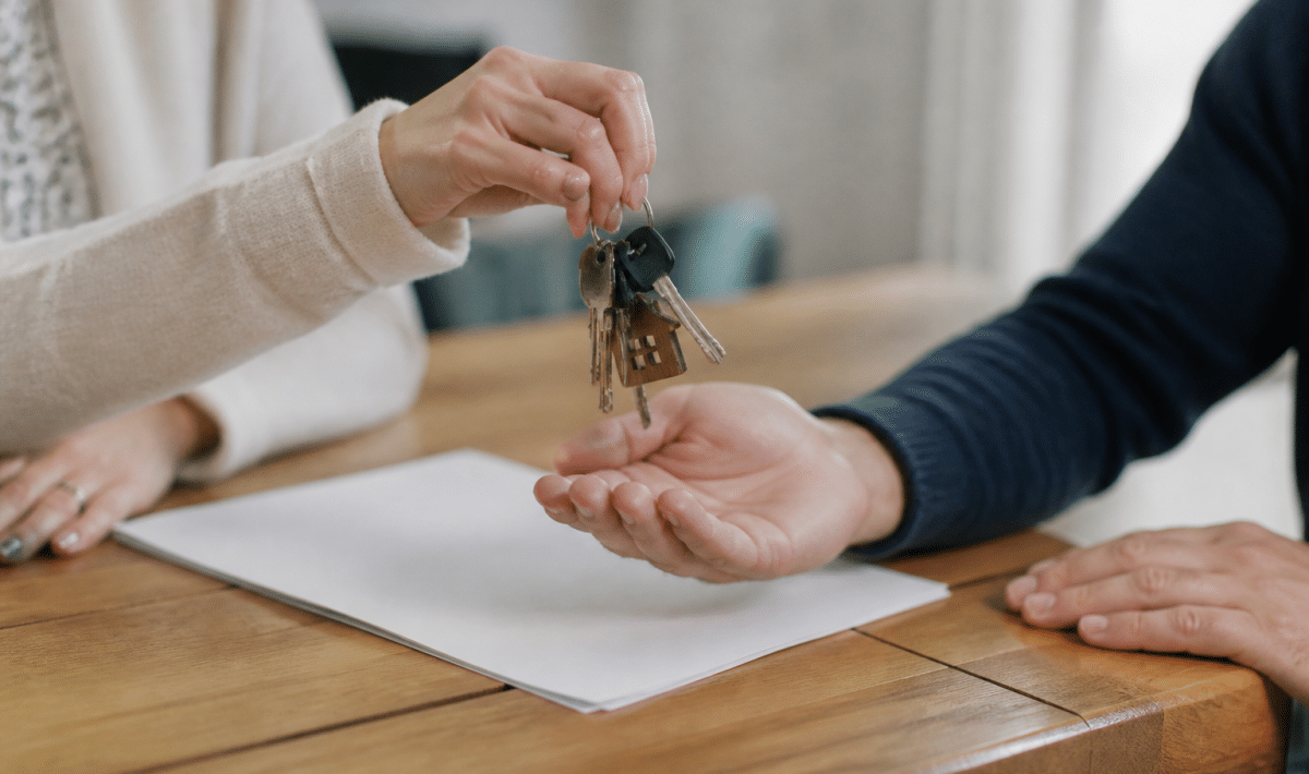Mains echangeant cles maison sur contrat immobilier signe