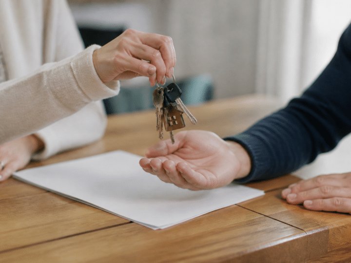 Mains echangeant cles maison sur contrat immobilier signe