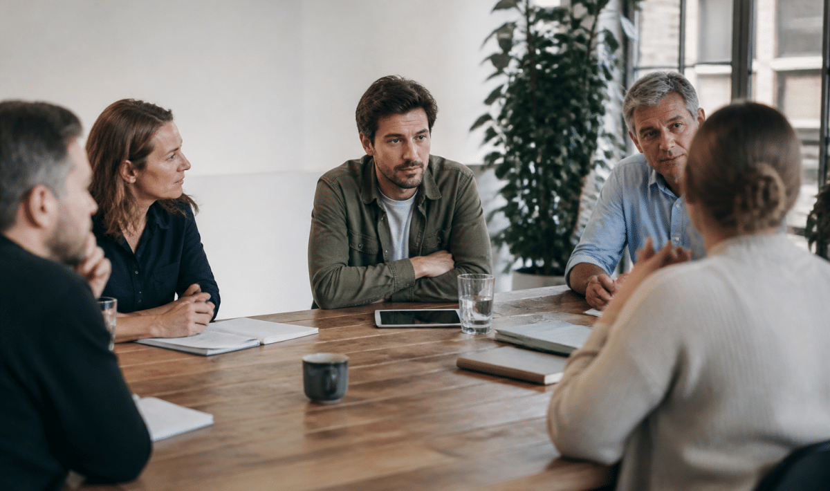 Groupe de personnes assises autour d'une table de reunion