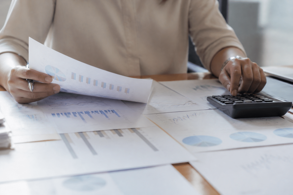 Documents comptables et calculatrice montrant comparaison régimes fiscaux