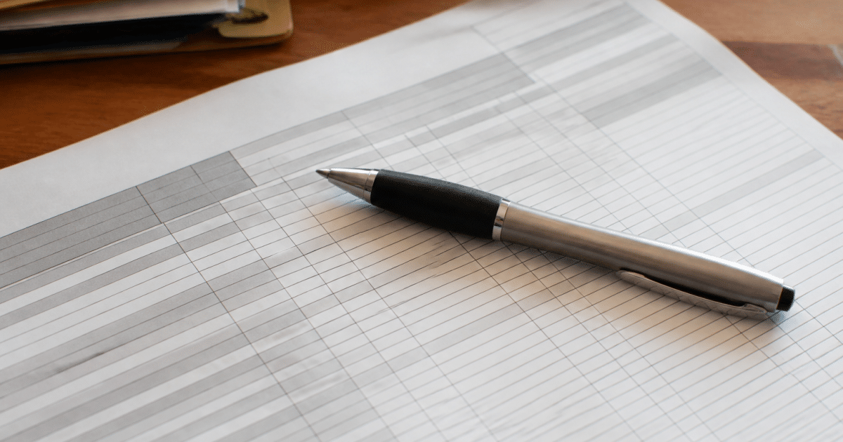 Formulaire administratif avec colonnes chiffres et stylo posé dessus