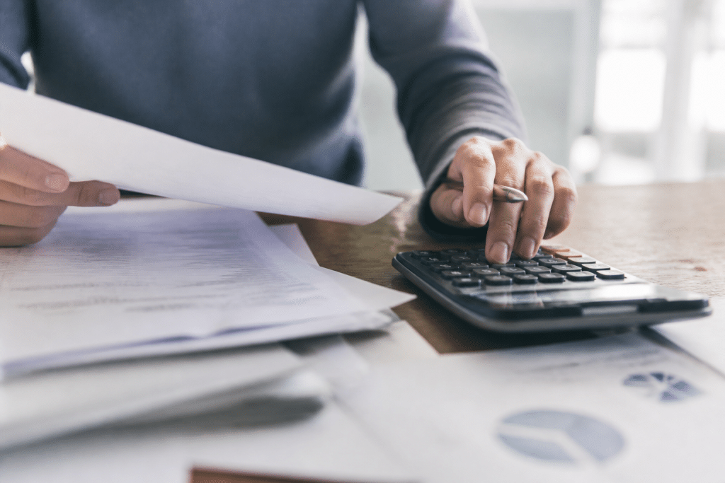 Documents de cotisations sociales avec calculatrice et pourcentages affichés
