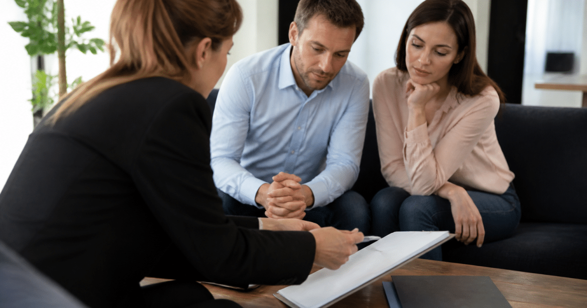 Agent immobilier presentant tarifs sur document a client assis