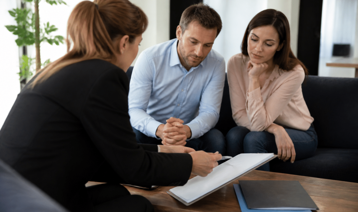 Agent immobilier presentant tarifs sur document a client assis