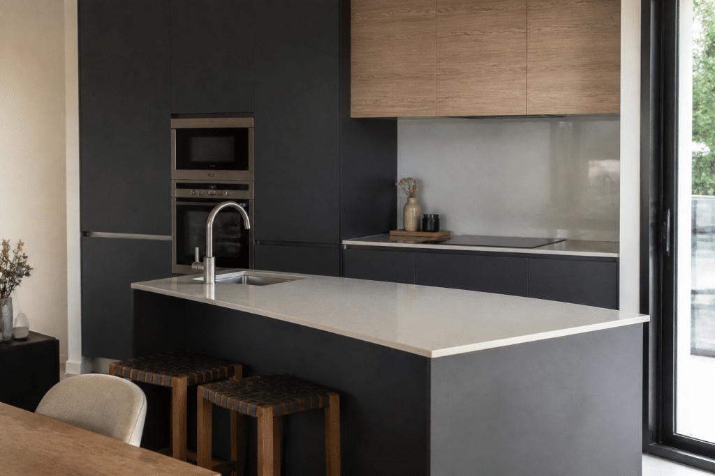 Cuisine equipee avec electromenagers neufs et meubles fixes integres
