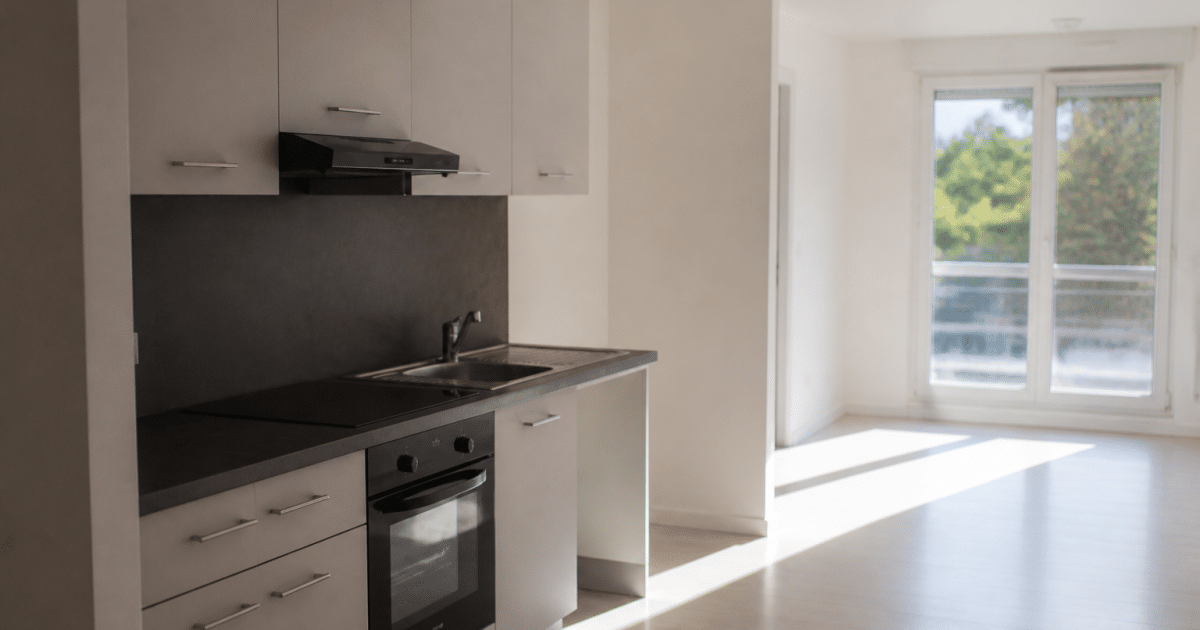 Cuisine moderne equipee dans appartement vide lumineux