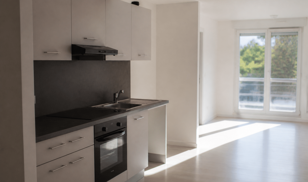 Cuisine moderne equipee dans appartement vide lumineux
