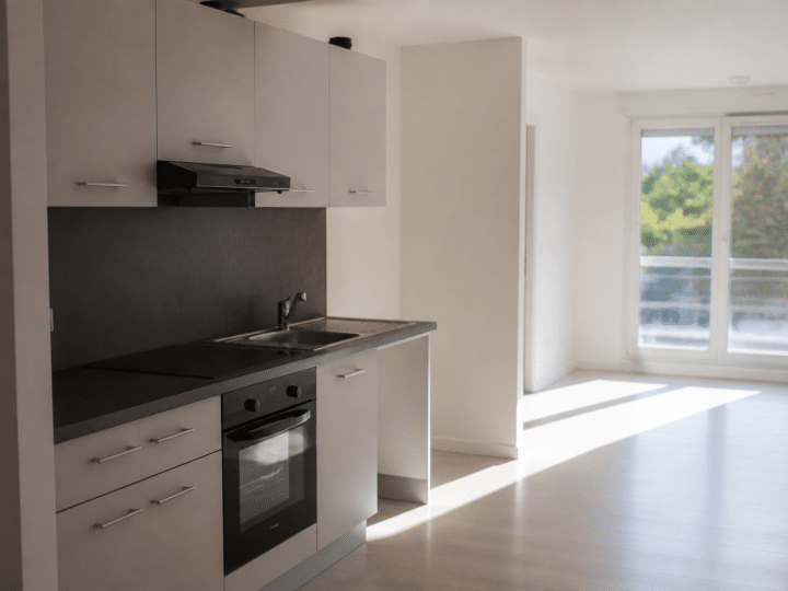 Cuisine moderne equipee dans appartement vide lumineux