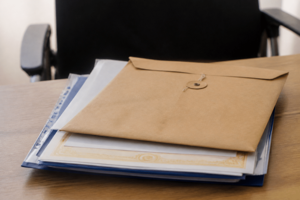 Dossier candidature avec diplôme baccalauréat et lettre recommandation