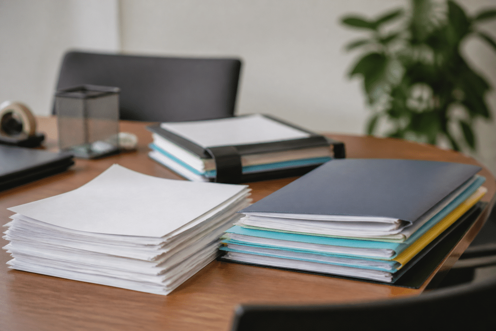 Dossier administratif complet avec documents organises sur bureau