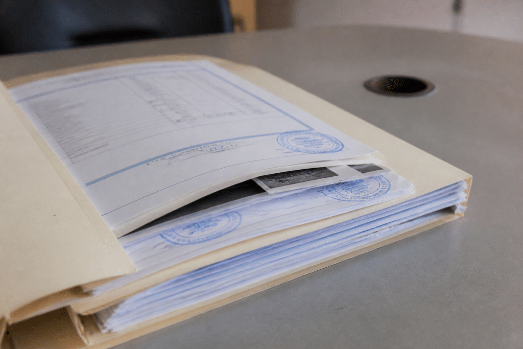 Dossier papier avec rapports de diagnostic et tampons de validation