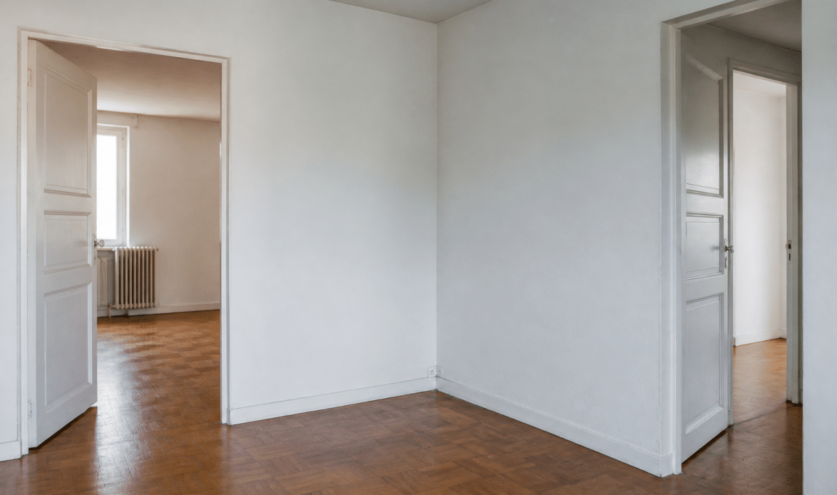 Appartement vide avec murs blancs et portes ouvertes
