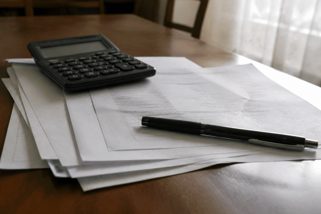Documents fiscaux avec calculatrice et stylo noir