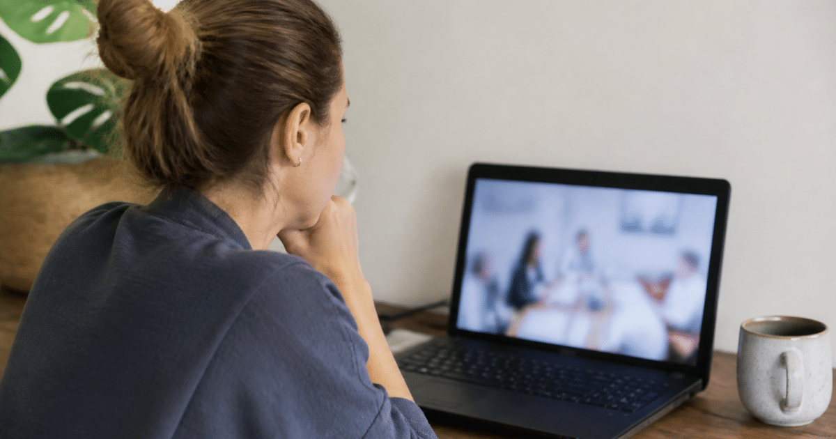 Personne assise devant ecran suivant cours negociation immobiliere