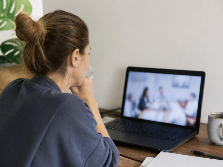 Personne assise devant ecran suivant cours negociation immobiliere