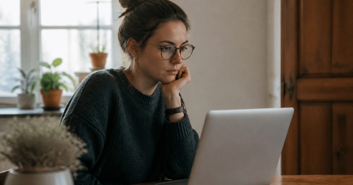 Personne assise devant ordinateur portable consultant cours formation immobilier