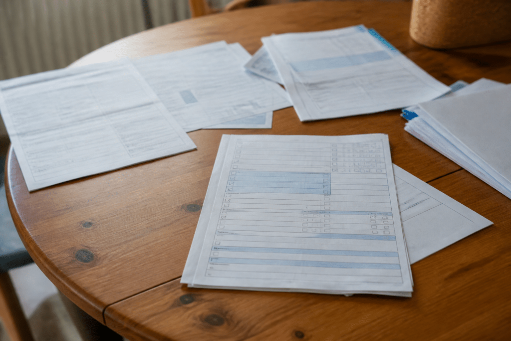 Formulaire URSSAF avec cases cochées et documents administratifs étalés