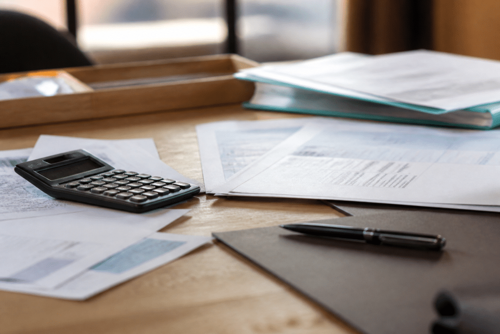 Documents bancaires et calculator sur bureau professionnel