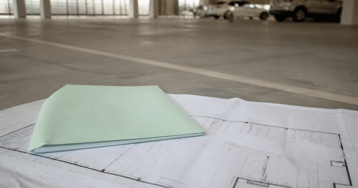 Document notarié posé sur plan parking souterrain