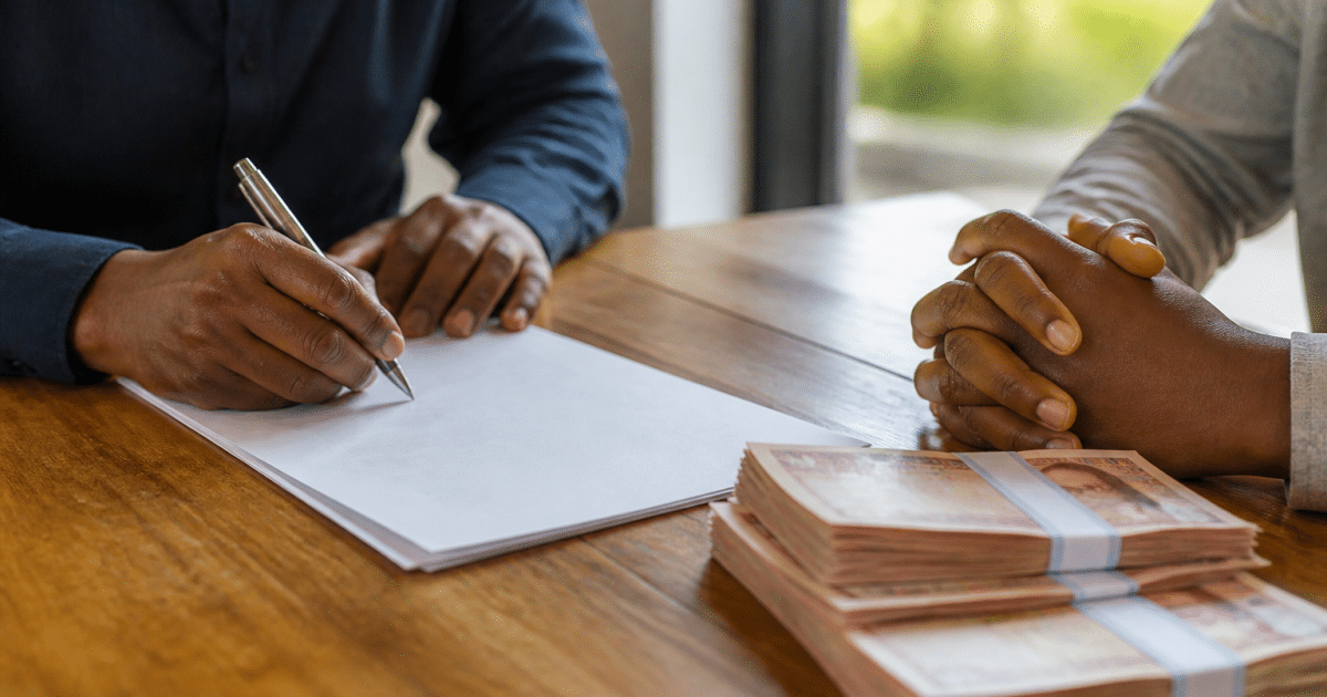 Contrat commercial avec document signé et billets empilés