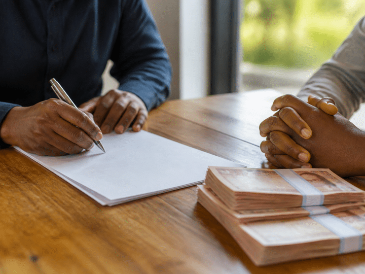 Contrat commercial avec document signé et billets empilés