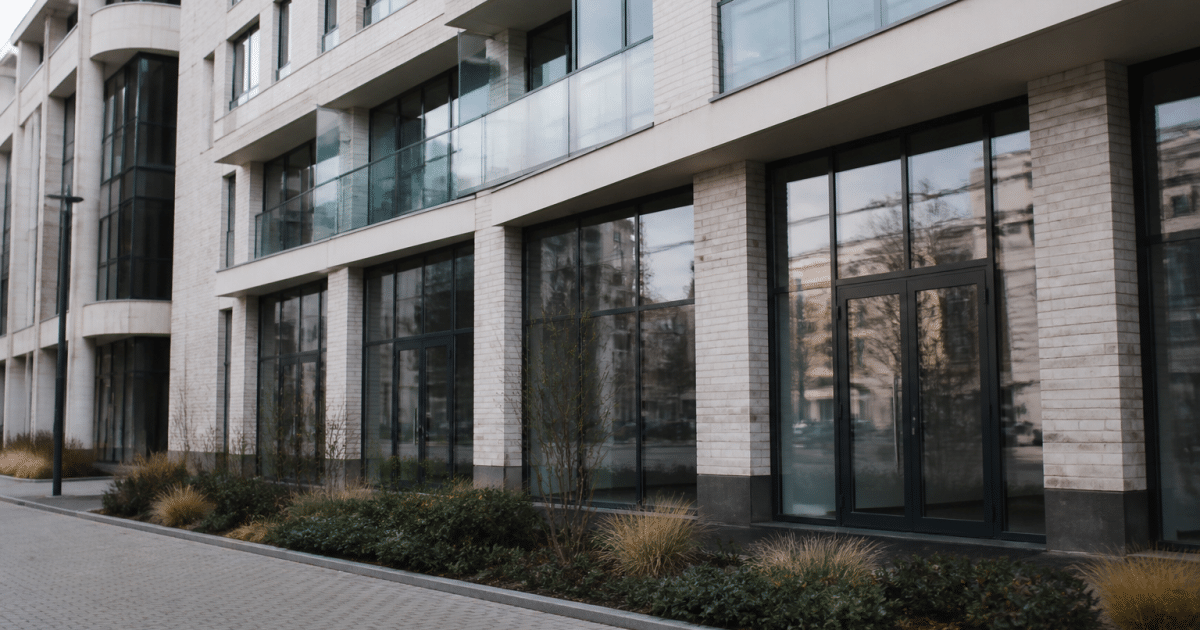 Immeuble de bureaux moderne avec panneaux louables en facade