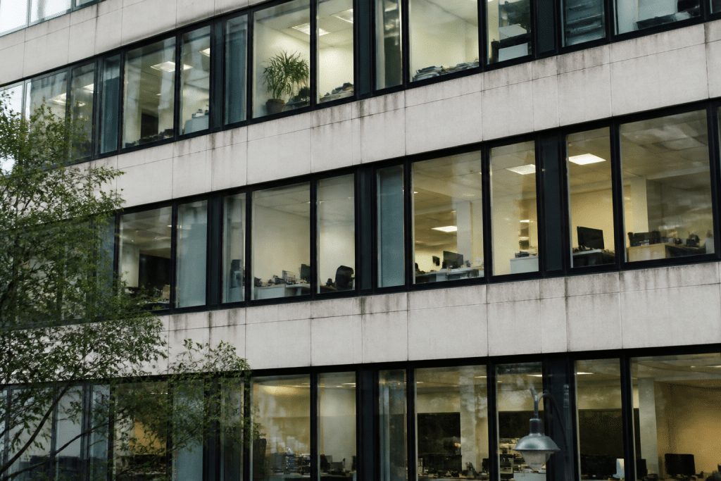 Immeuble de bureaux avec plusieurs locataires et documents fiscaux visibles