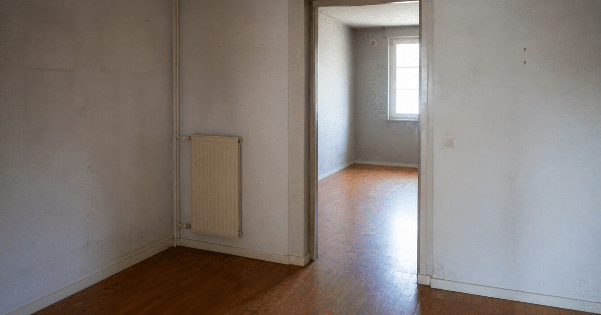 Appartement HLM vide avec murs nus et usures visibles