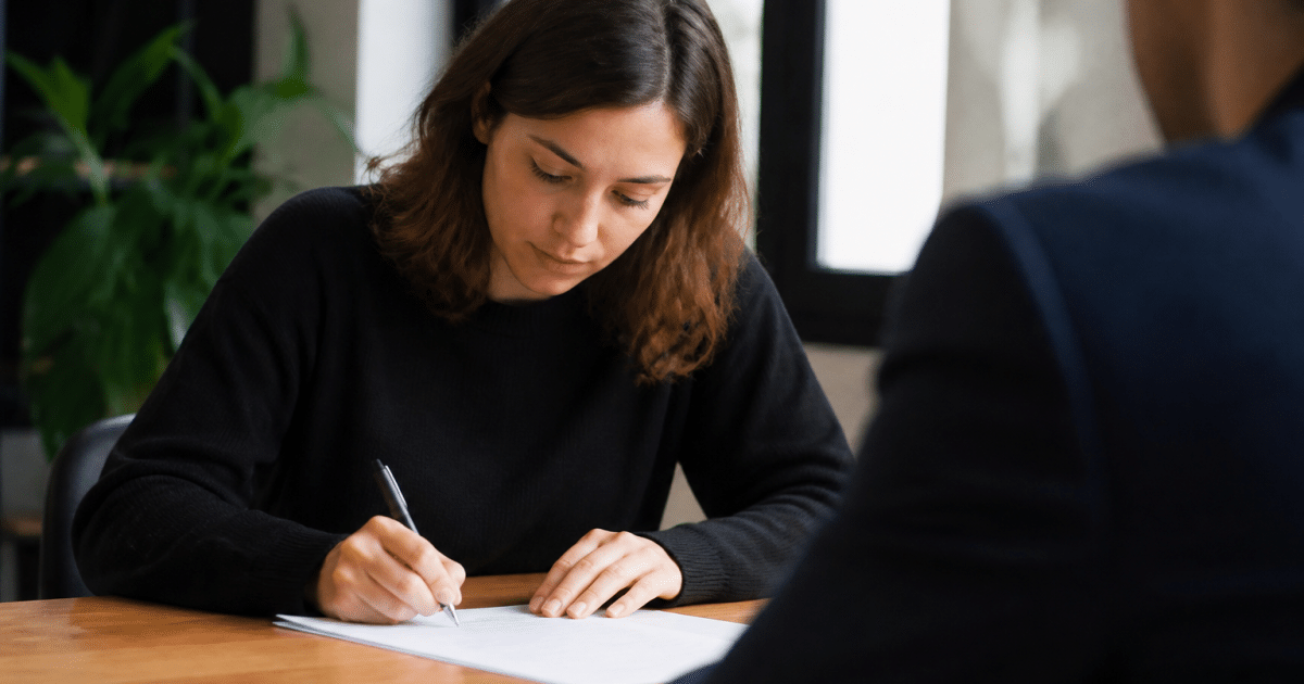 Locataire signant document rupture bail sur bureau professionnel