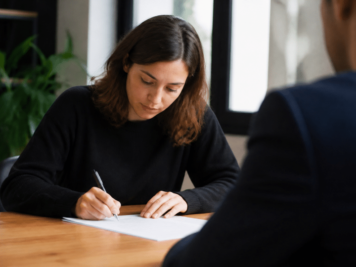 Locataire signant document rupture bail sur bureau professionnel