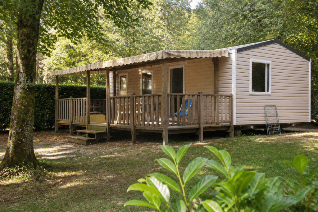 Mobil-home avec terrasse bois dans camping verdoyant