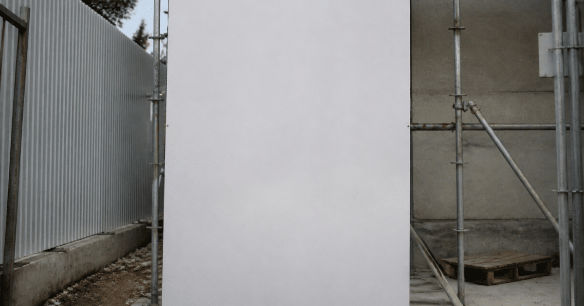 Grand panneau blanc affiche verticalement sur chantier construction