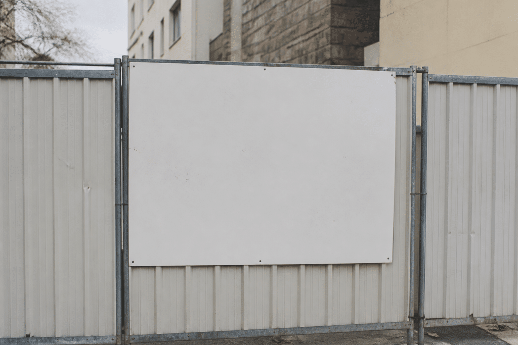 Panneau blanc affichant informations obligatoires chantier construction