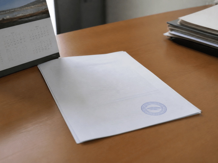 Document officiel tamponné posé sur bureau avec calendrier