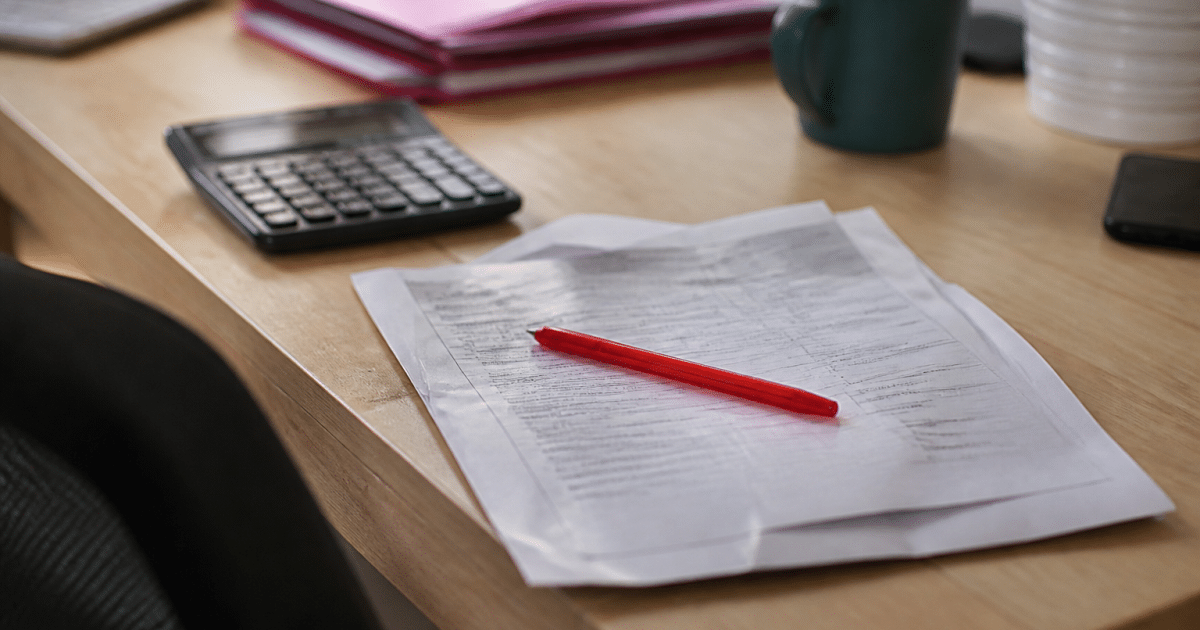 Document pret immobilier rejete sur bureau avec stylo rouge