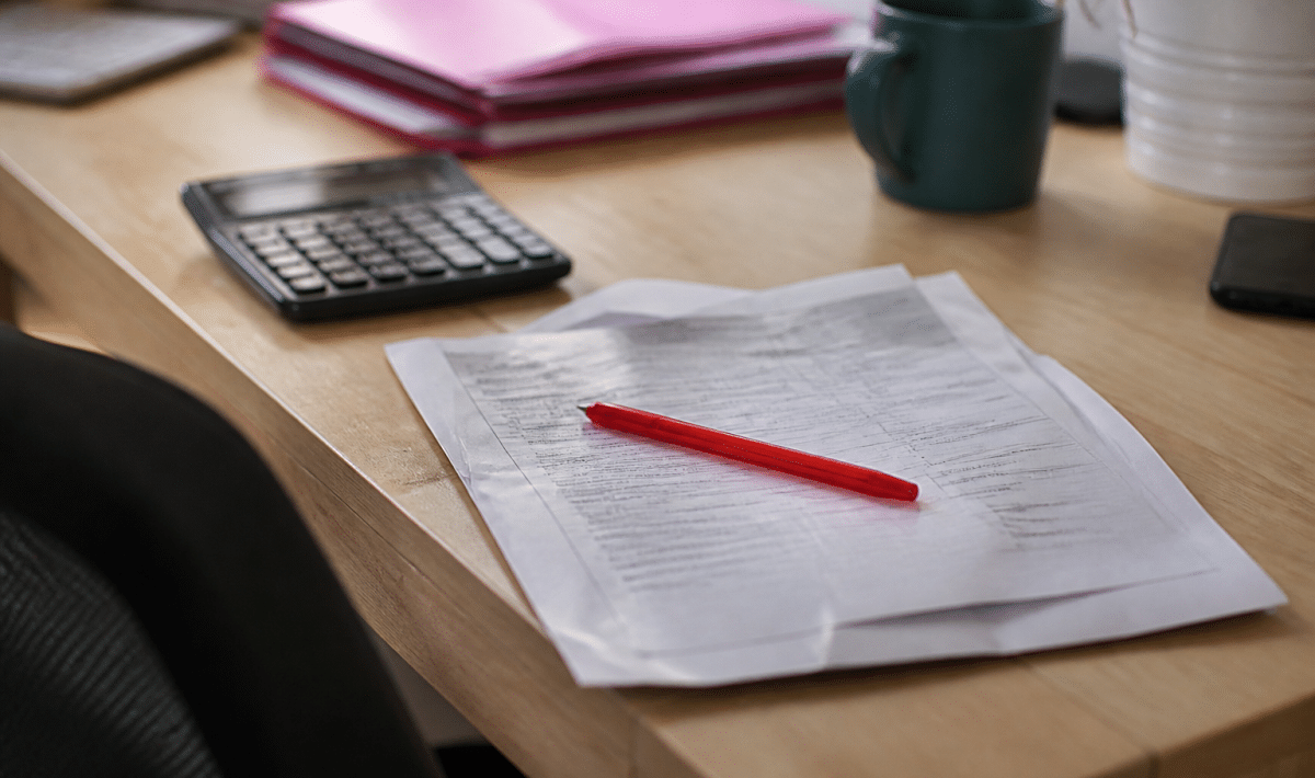 Document pret immobilier rejete sur bureau avec stylo rouge
