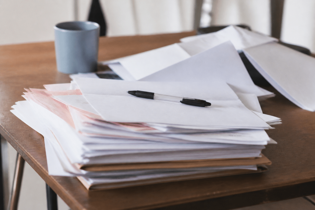 Dossier administratif avec lettres, documents et stylo noir