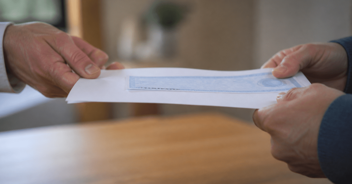 Mains tenant document officiel avec cheque remboursement immobilier