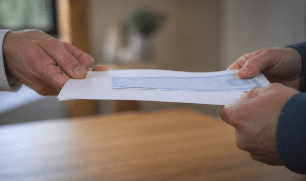 Mains tenant document officiel avec cheque remboursement immobilier