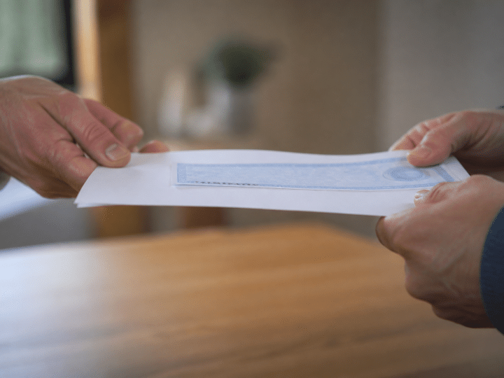 Mains tenant document officiel avec cheque remboursement immobilier