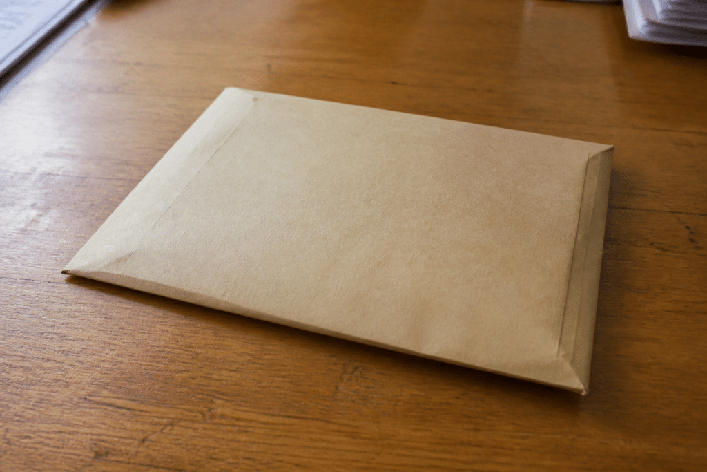 Enveloppe recommandee avec accusé de réception sur bureau