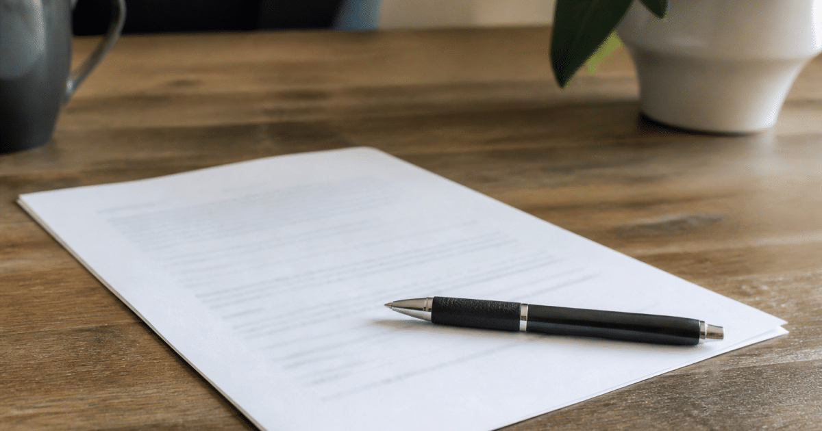 Document contrat loue sur bureau avec stylo posé dessus